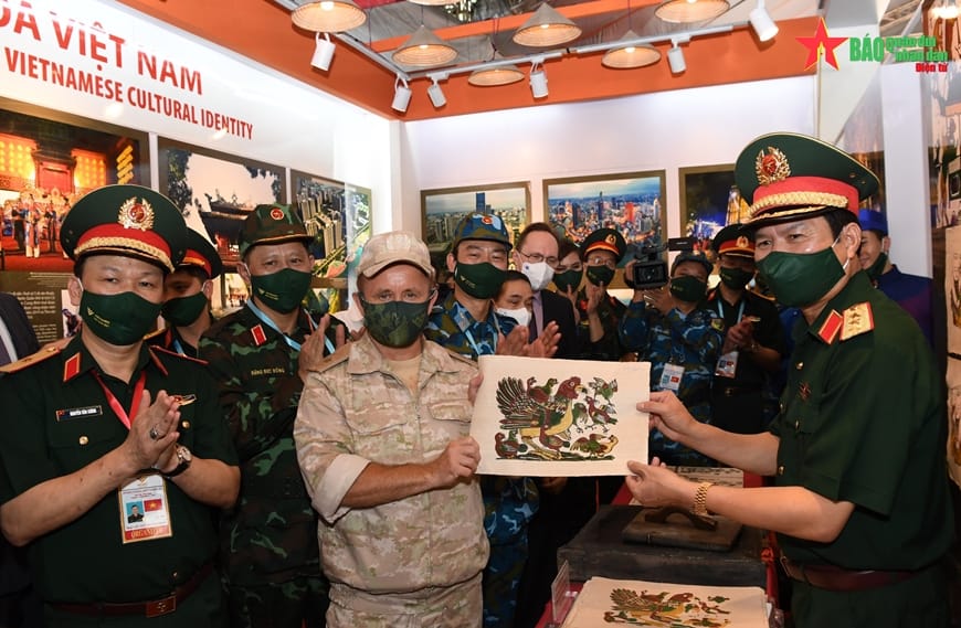 Thượng tướng Nguyễn Tân Cương và đoàn đại biểu tham quan Không gian văn hóa và Triển lãm trưng bày vũ khí, trang bị.