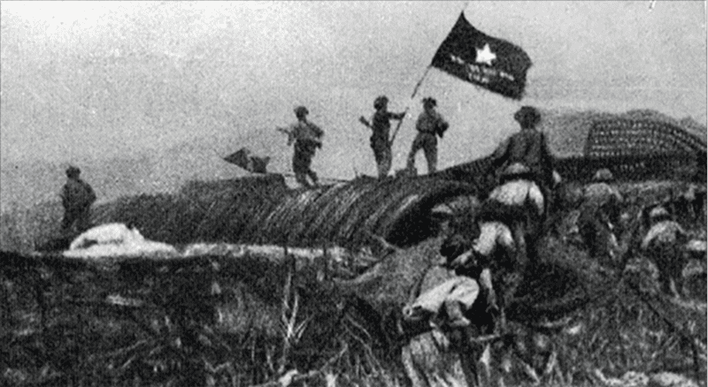 Lá cờ Quyết chiến Quyết thắng tung bay trong chiến dịch Điện Biên Phủ tháng 5 năm 1954.