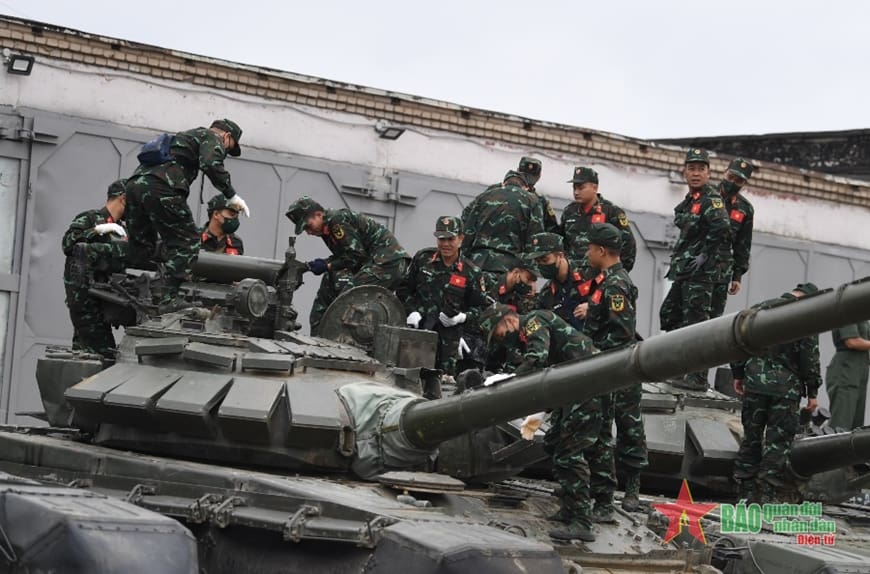  Các thành viên Đội tuyển xe tăng Việt Nam kiểm tra tình trạng kỹ thuật xe.